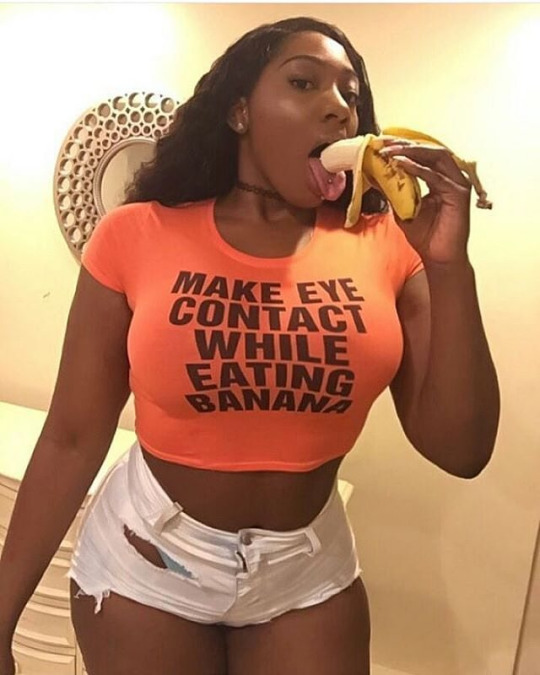 MAKE EYE CONTACT WHILE EATING BANANA T-Shirt Tinder meme