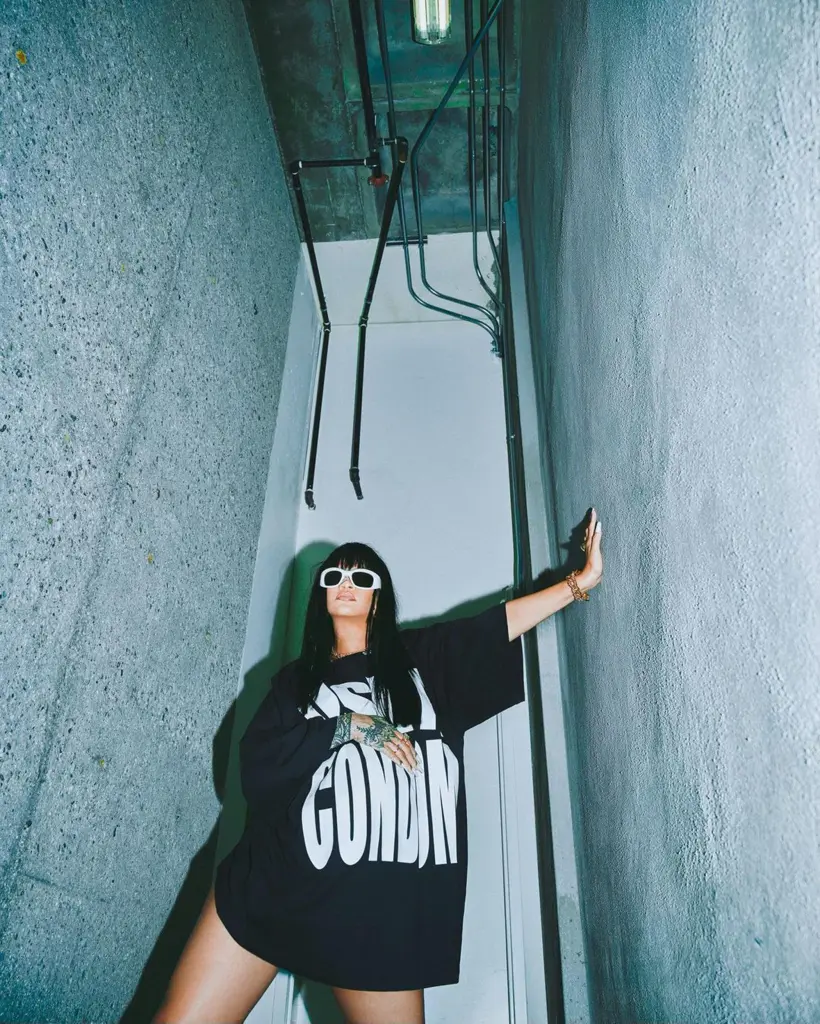 Pregnant Rihanna USE A CONDOM Shirt