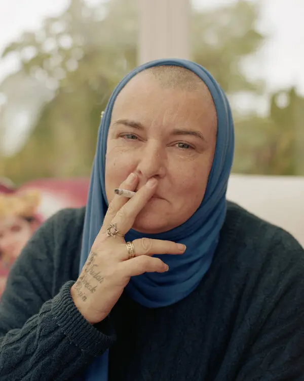 Sinead O'Connor now Muslim, smoking a cigarette and wearing a Judaism David Star ring on her finger