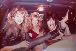 Tommy Lee doing groupies in a limousine - Mötley Crüe