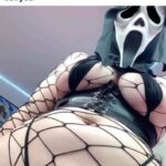 When she's about to scare the semen out you - Sexy woman in Scream mask