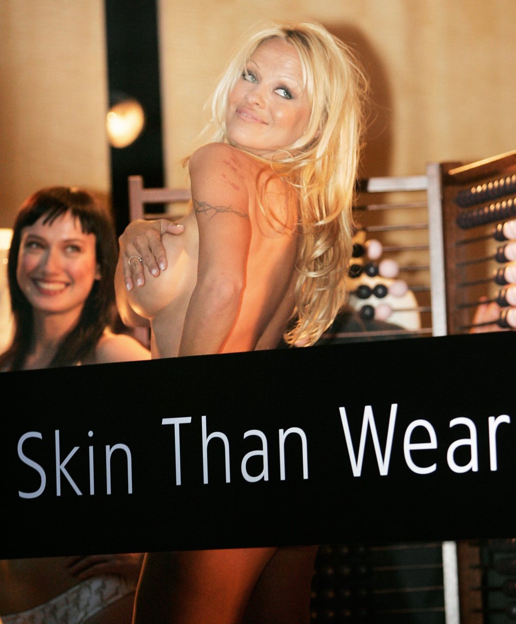 Pamela-Anderson-Topless-11-Photos-Video_145037