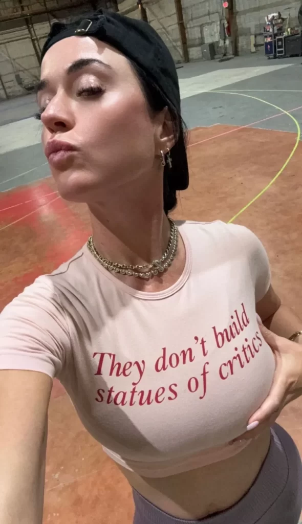 Katy Perry Wore Charli XCX ‘They Don’t Build Statues of Critics’ Tee
