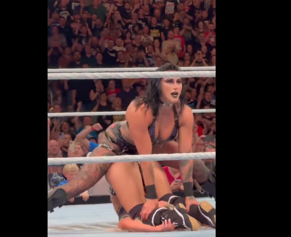 Rhea Ripley fucking Liv Morgan - Mami domination
