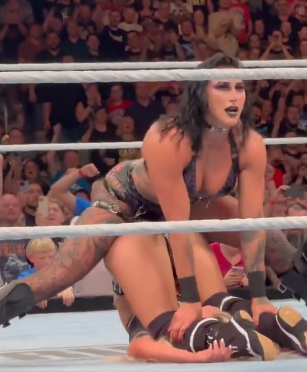 Rhea Ripley fucking Liv Morgan - Mami domination