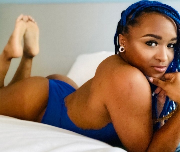 Kiera Hogan feet soles pose