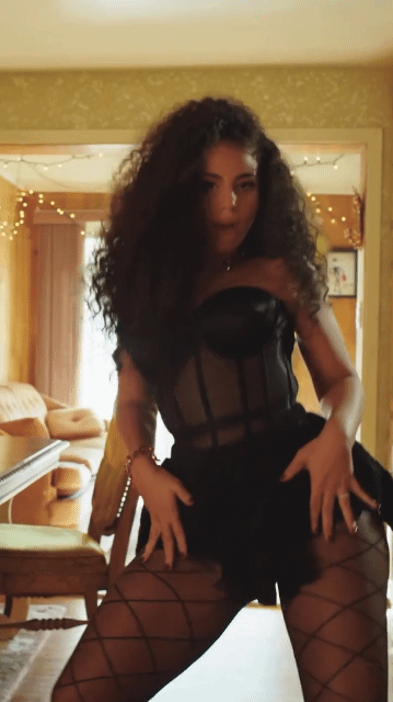 Samantha Irvin big booty thick thighs